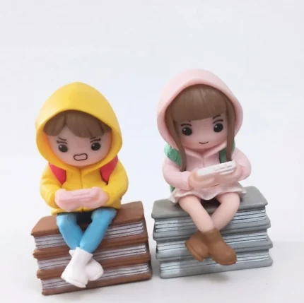 This product is a delightful set of two hooded chibi gamer couple figurines, perfect for any desk or collection.