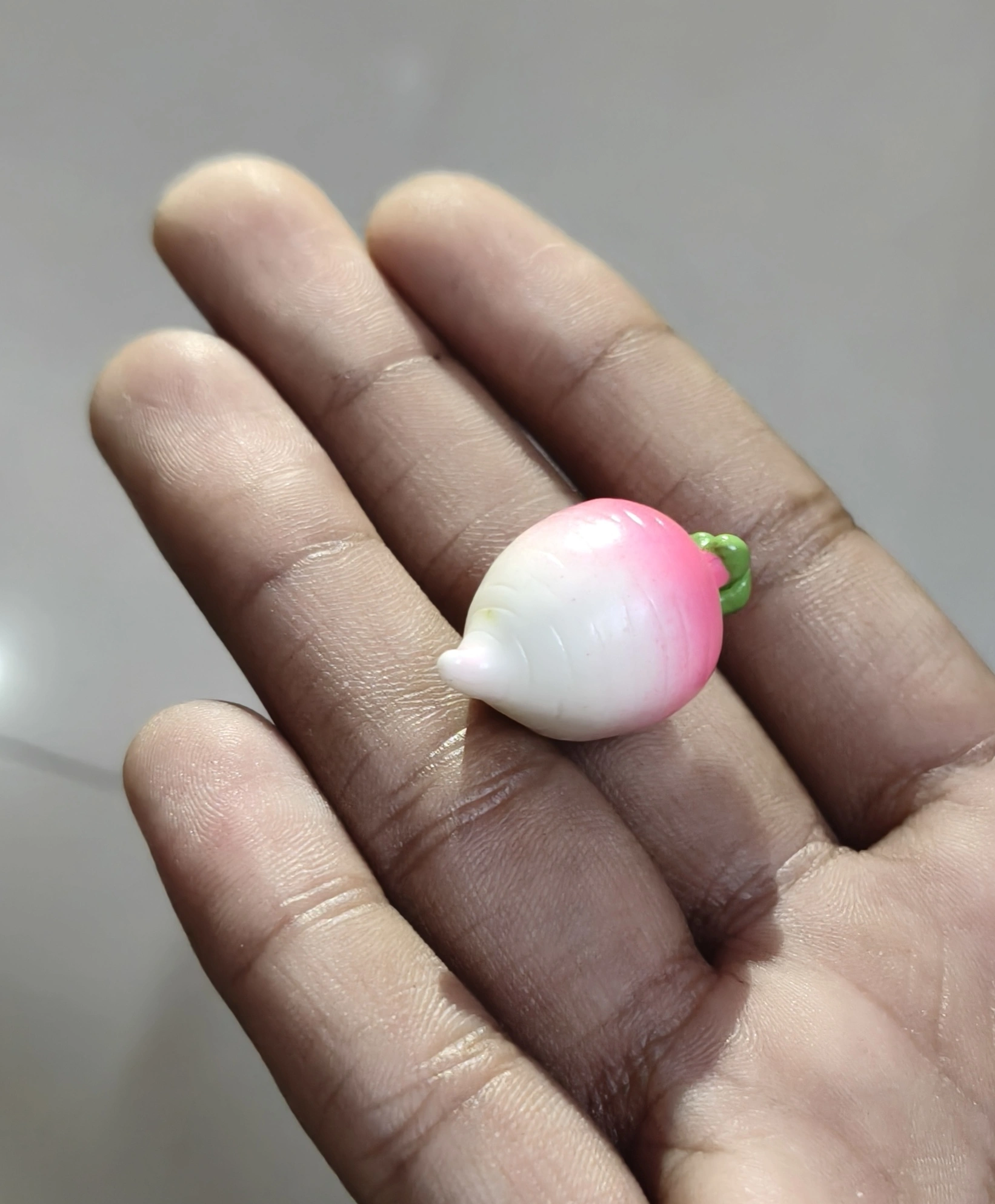 Miniature-fruits-and-vegetables-10 Realistic miniature pink radish vegetable figurine product for dollhouse kitchens, miniature gardens, or dioramas.
