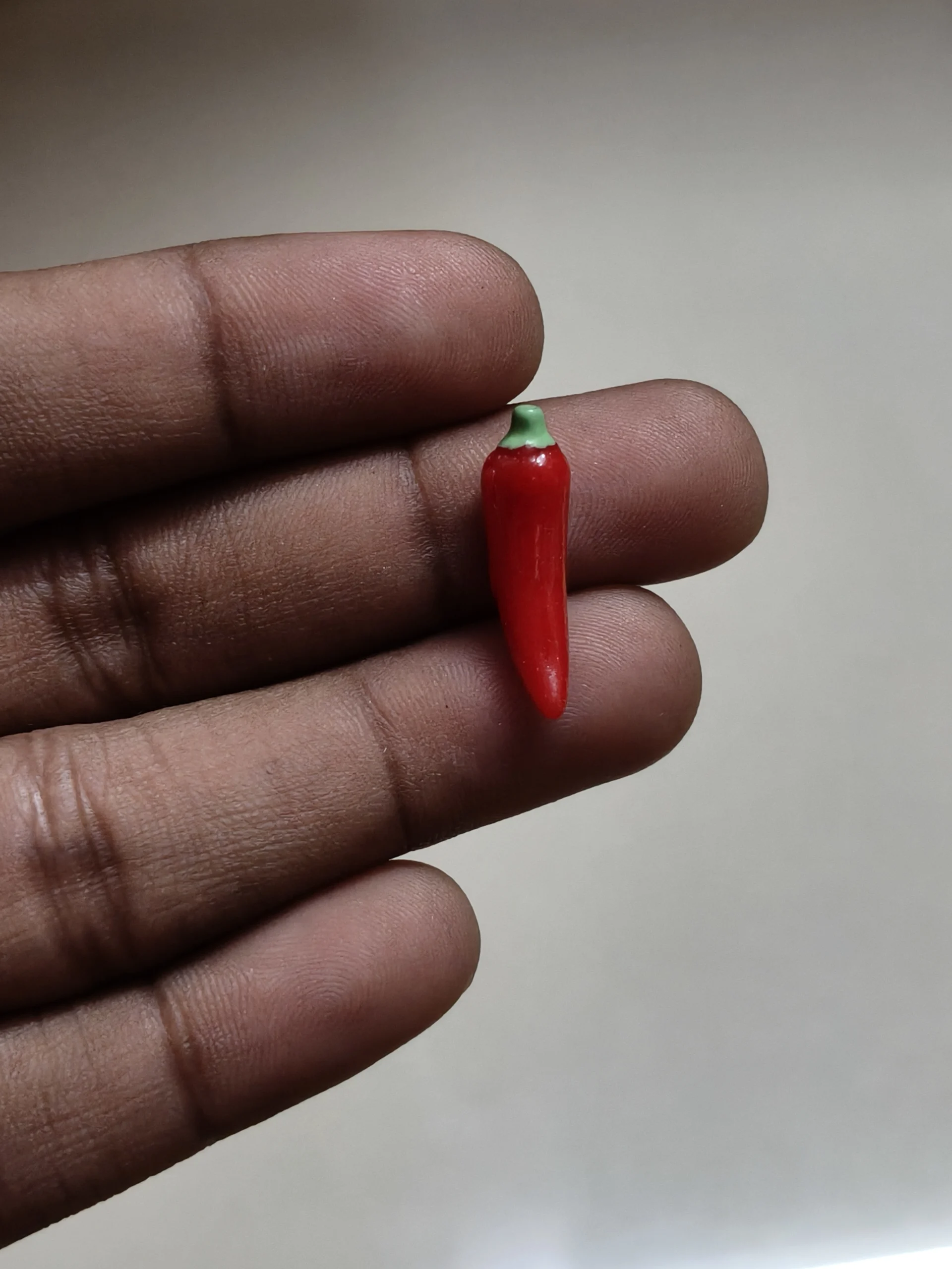 Miniature-fruits-and-vegetables-22 Red miniature chili pepper figurine, detailed and realistic product for dollhouse kitchens or food dioramas.