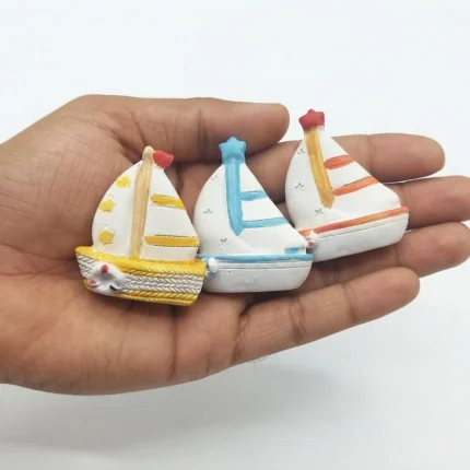 Random sailboat resin figurine product, perfect for miniature scenes or collections, adding a nautical touch.