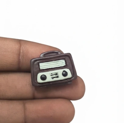 Detailed miniature vintage radio figurine product, perfect for dollhouse scenes, collectors, and retro charm.