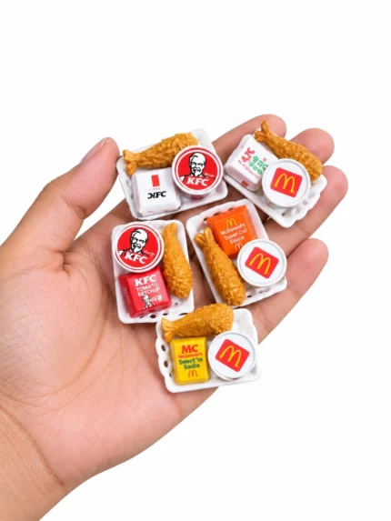 Highly detailed miniature fried chicken meal platter product for dollhouse scenes, dioramas, or collectors.