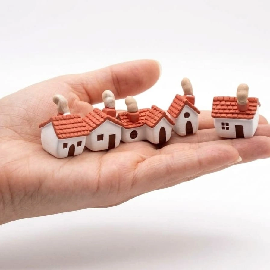 Miniature-Terracotta-Roof-Cottage-Set A charming miniature terracotta cottage product with a random roof design, perfect for fairy gardens or display.