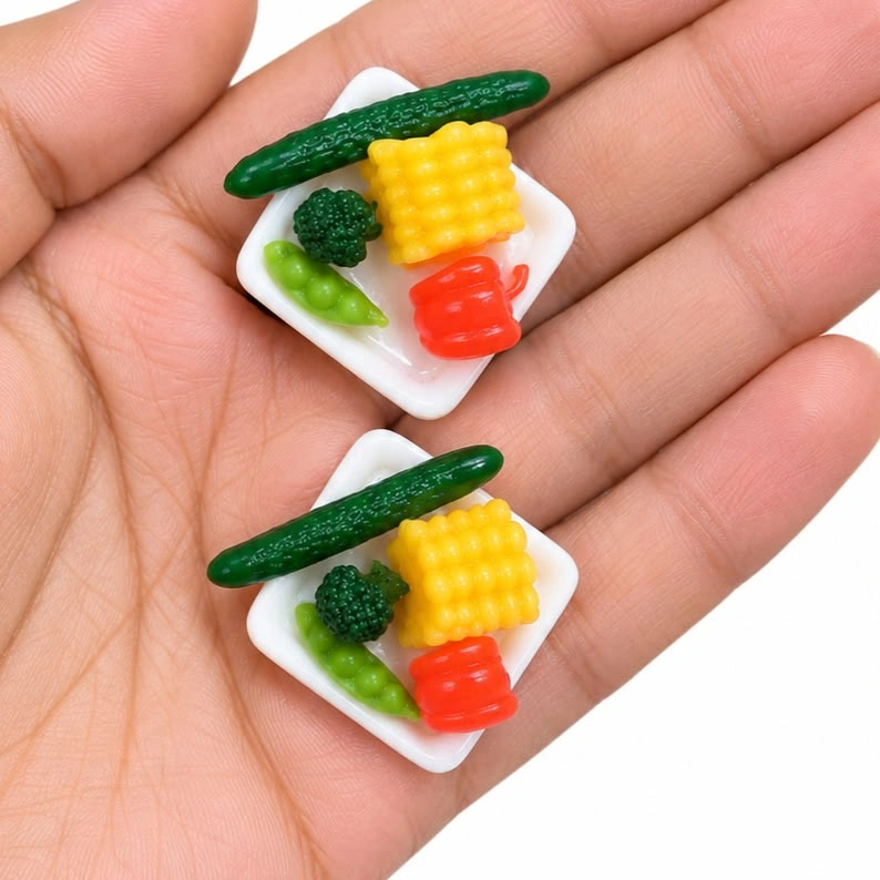 Miniature-Vegetable-Meal-Tray-Set-of-2 Miniature vegetable meal tray product with random tiny vegetables, perfect for dollhouse scenes.